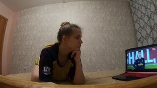 русская студентка смотрит футбол на ноуте и сношается с молодым парнем в красивую пизду на диване