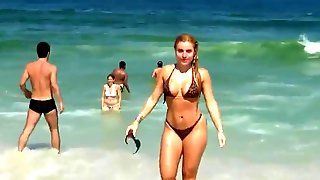 20летняя девушка в красивом бикини позирует на пляже перед камерой