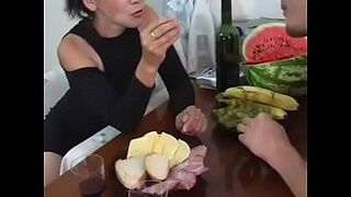 мать выпивает с молодым другом и сношается на его фаллос попкой